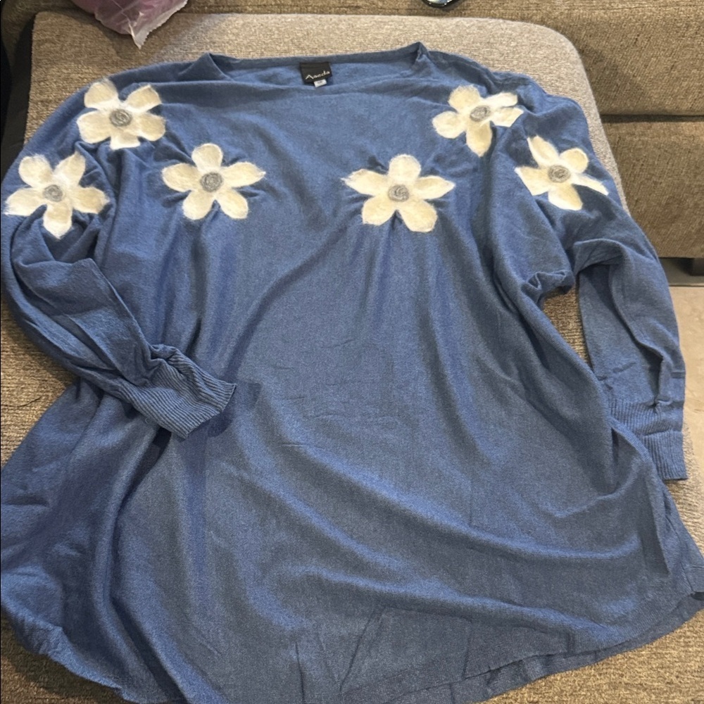 Elegant Blue Sweatshirt with Cream Floral Design